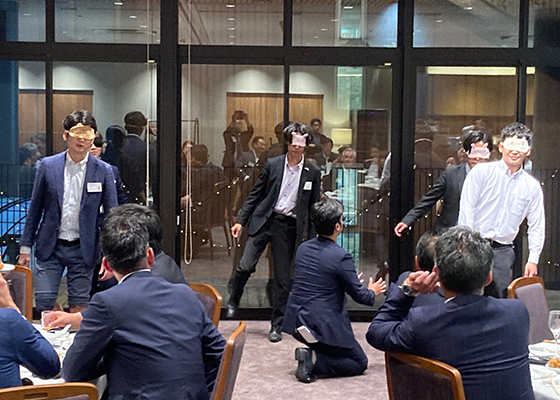 目隠し片足立ち対決